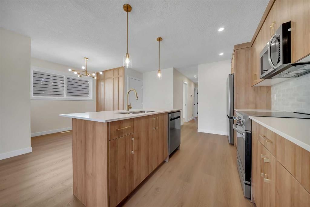 7814 21 Street SE, Calgary — photo 5 of 32