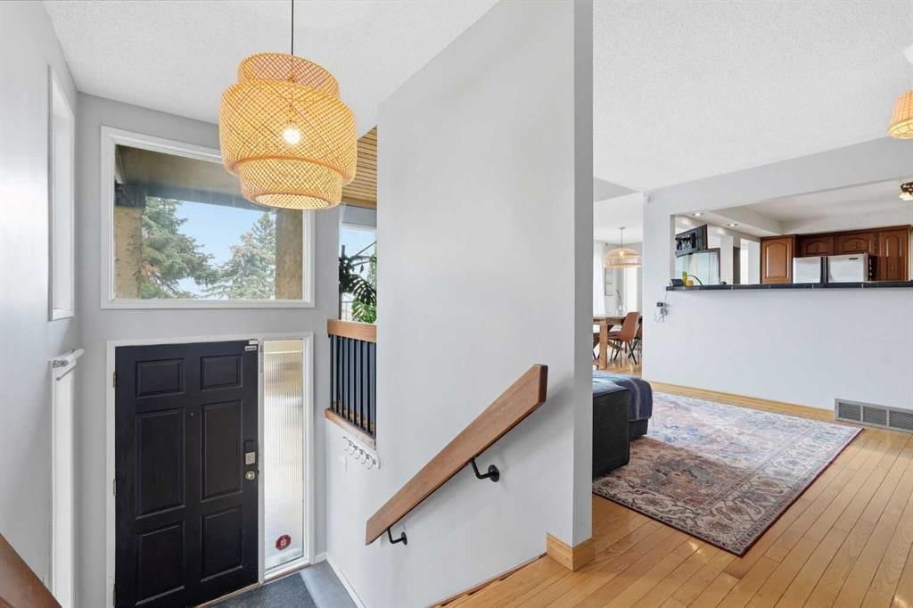39 Coach Manor Terrace SW, Calgary — photo 2 of 34