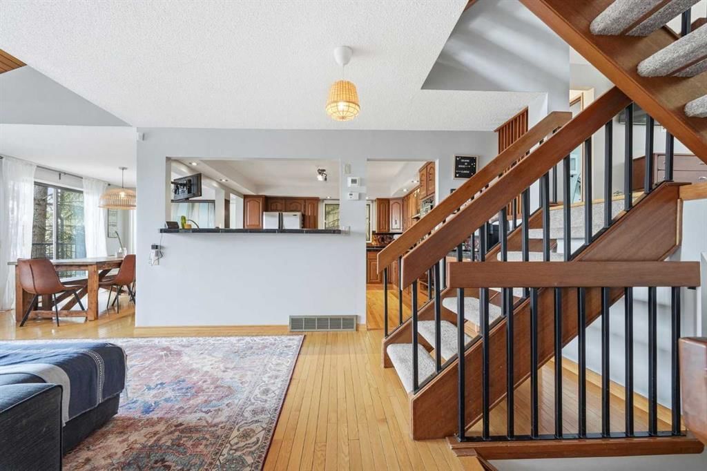 39 Coach Manor Terrace SW, Calgary — photo 3 of 34