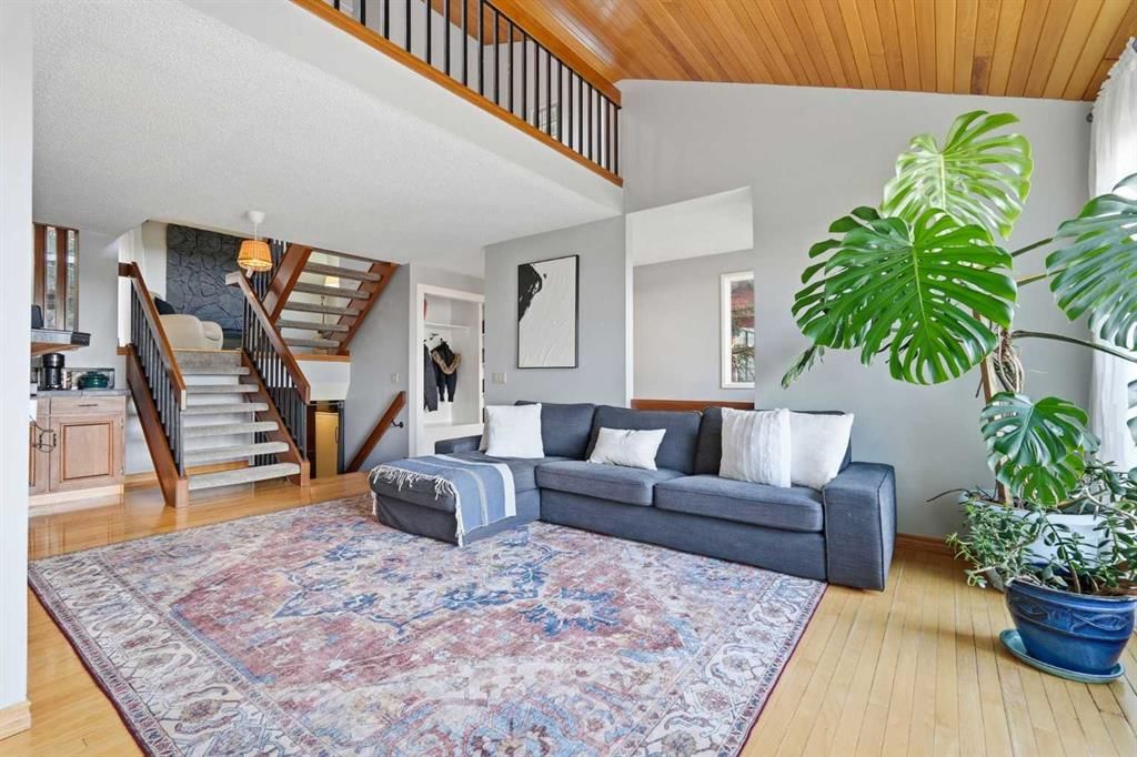 39 Coach Manor Terrace SW, Calgary — photo 4 of 34