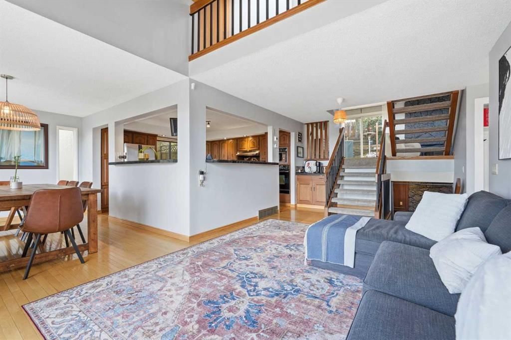 39 Coach Manor Terrace SW, Calgary — photo 5 of 34
