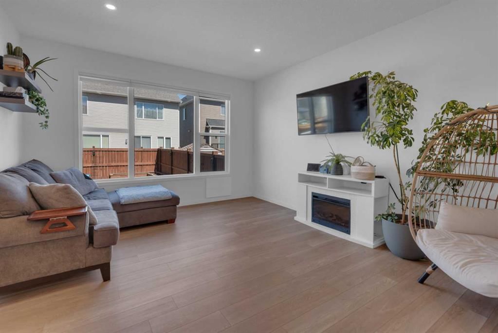 76 Carringsby Avenue NW, Calgary — photo 3 of 33