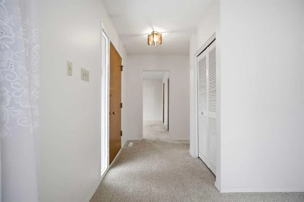 5220 Barron Drive NW, Calgary — photo 3 of 43