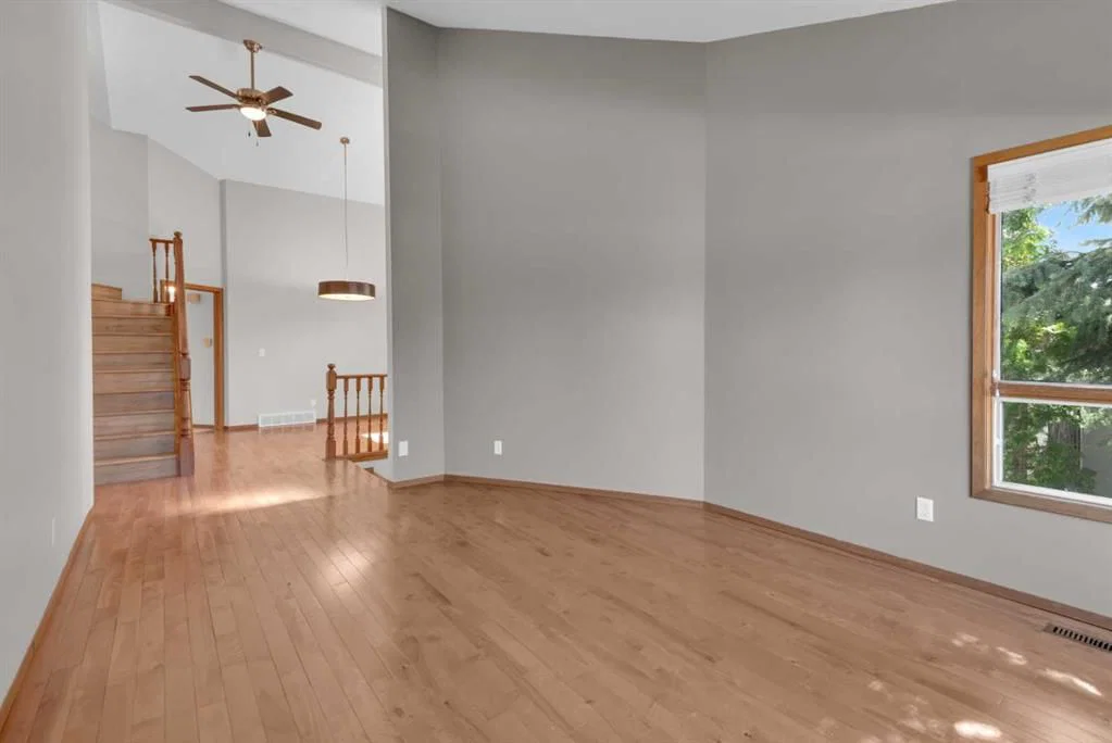 260 Hawkwood Boulevard NW, Calgary — photo 3 of 35