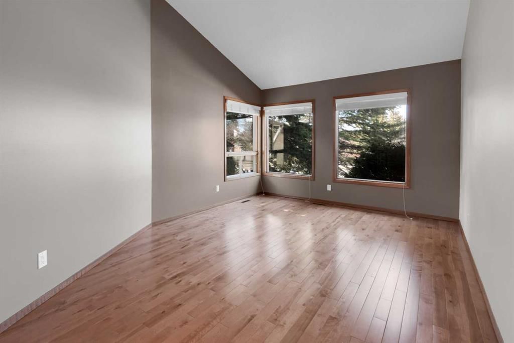 260 Hawkwood Boulevard NW, Calgary — photo 4 of 35