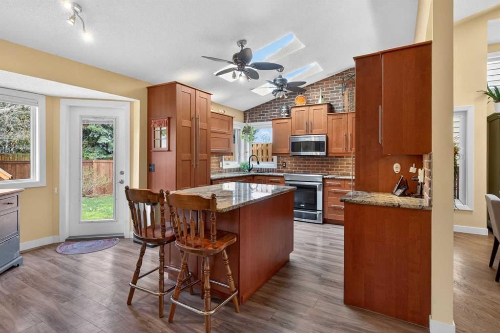 1486 Sunwood Road SE, Calgary — photo 3 of 50