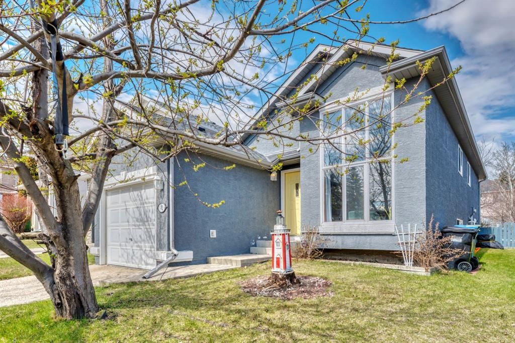 32 Somercrest Manor SW, Calgary — main listing photo