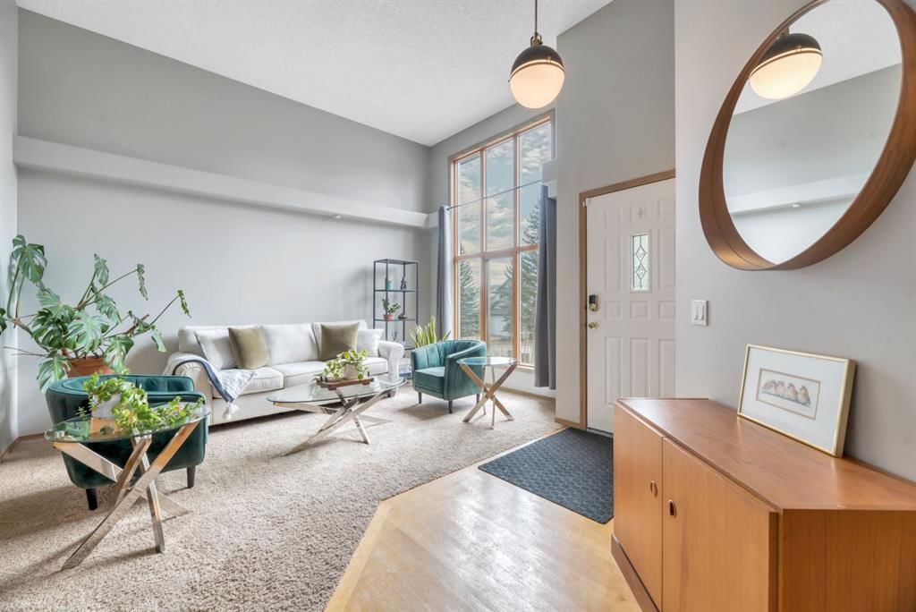 32 Somercrest Manor SW, Calgary — photo 4 of 38