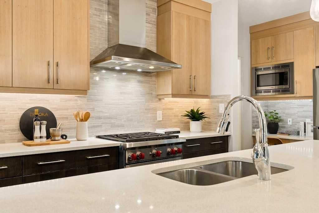 225 38 Avenue SW, Calgary — photo 5 of 49