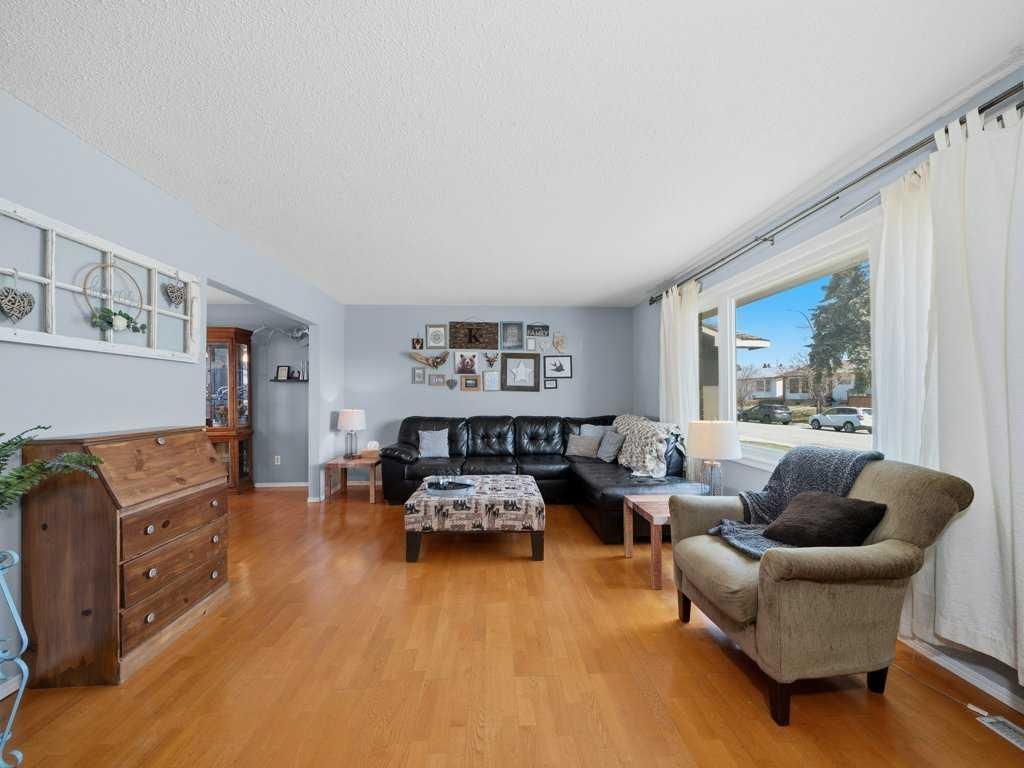 235 Rundleridge Drive NE, Calgary — photo 3 of 47