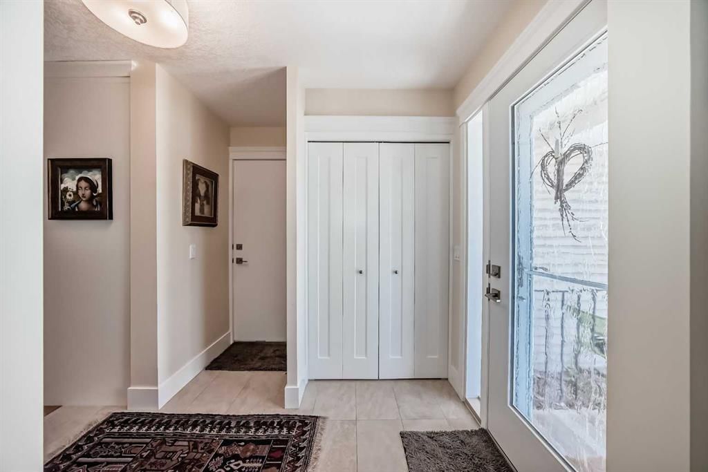 16 Vandoos Gardens NW, Calgary — photo 2 of 36