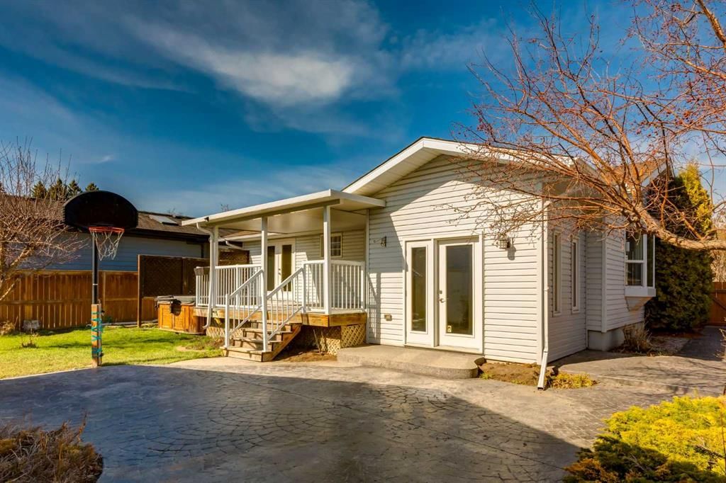 367 Acadia Drive SE, Calgary — photo 5 of 46