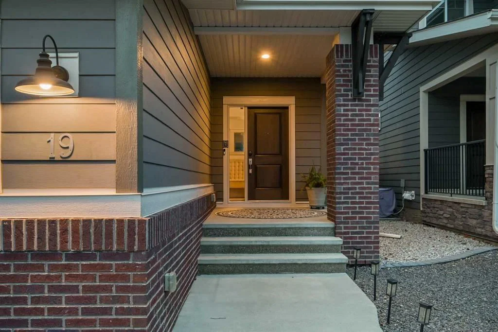 19 Cranbrook Crescent SE, Calgary — photo 2 of 50