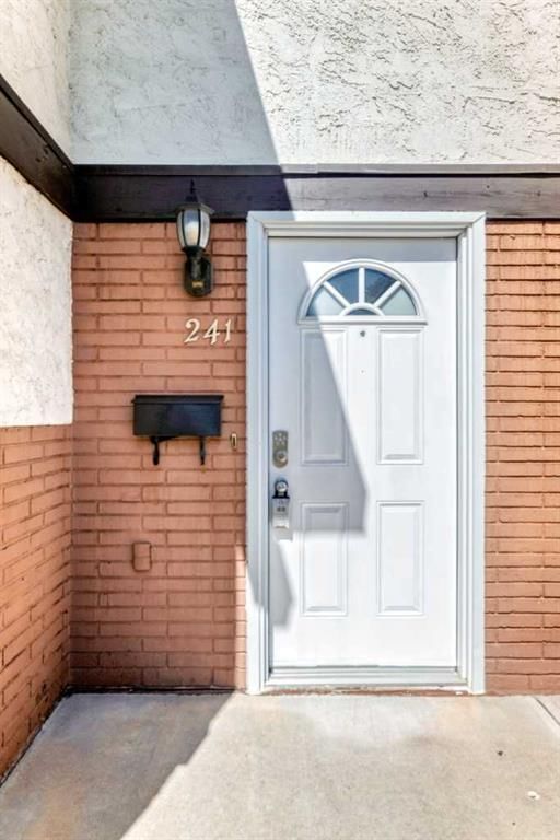 241 Pinemont Road NE, Calgary — photo 5 of 45