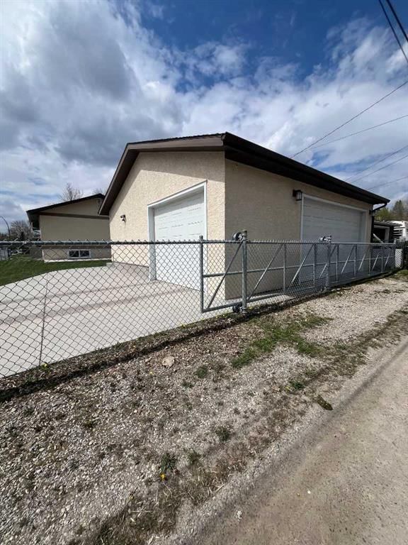 7224 21 Street SE, Calgary — photo 4 of 23