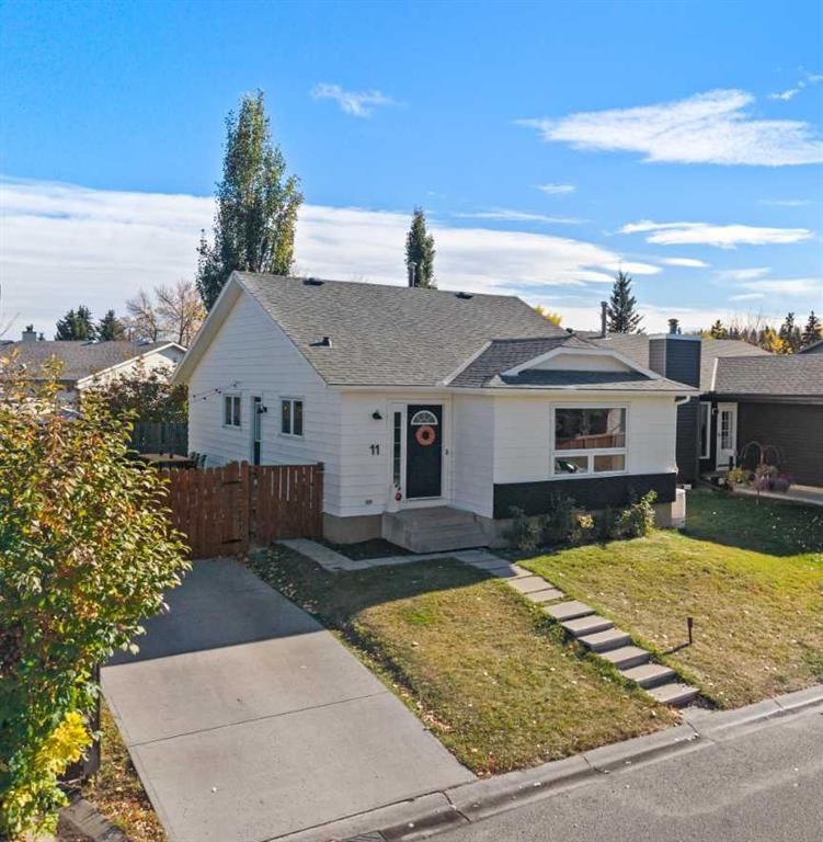 11 Deerfield Circle SE, Calgary — main listing photo