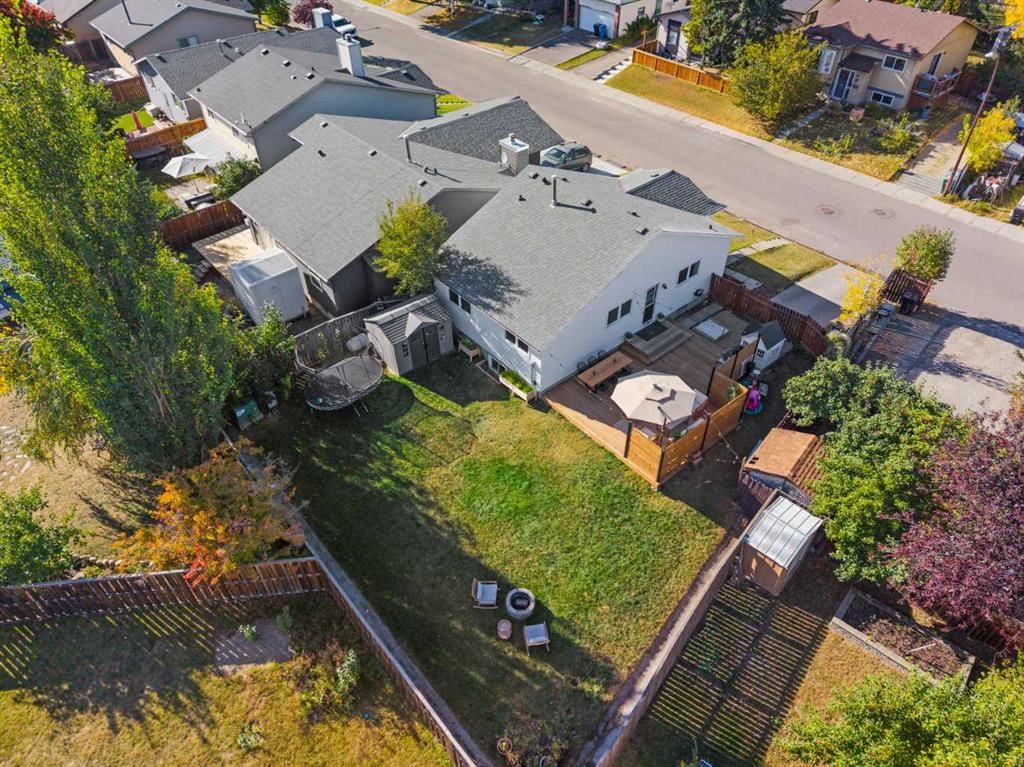 11 Deerfield Circle SE, Calgary — photo 3 of 35