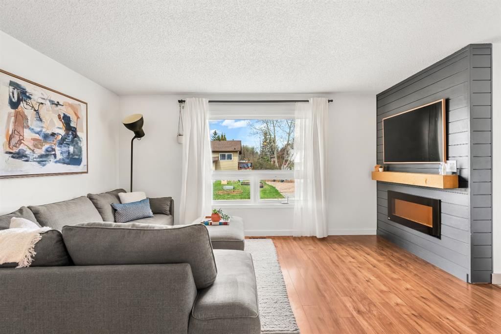 11 Deerfield Circle SE, Calgary — photo 5 of 35
