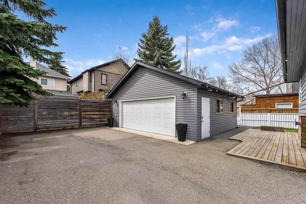 711 14A Street SE, Calgary — photo 3 of 28