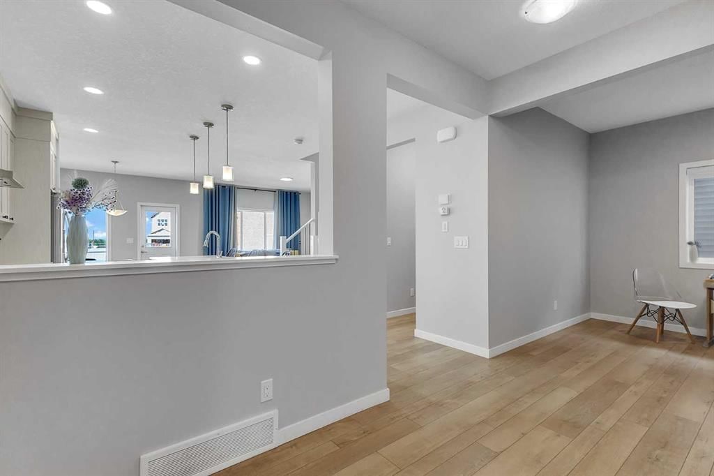 672 Walgrove Boulevard SE, Calgary — photo 4 of 49