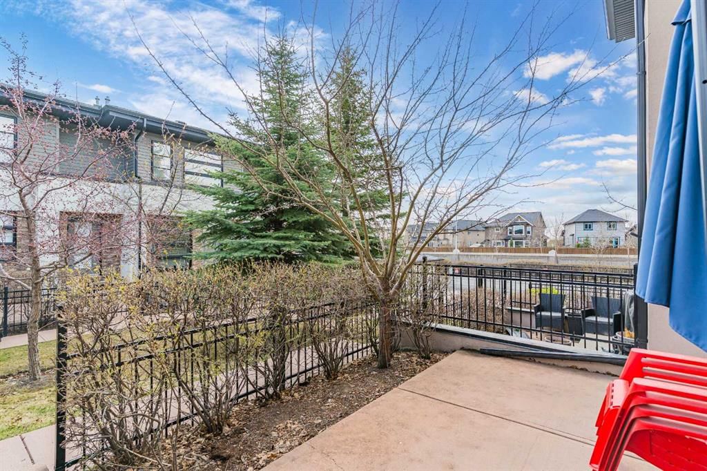 124 Aspen Hills Villas SW, Calgary — photo 4 of 41