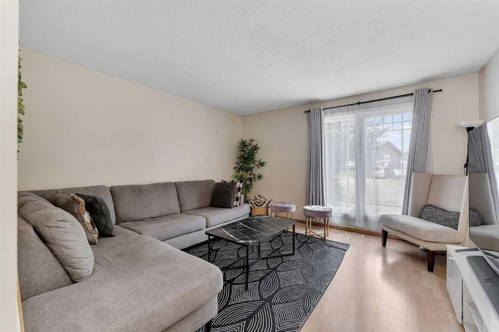 40 Temple Place NE, Calgary — photo 2 of 22