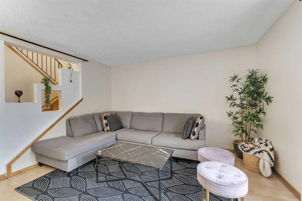 40 Temple Place NE, Calgary — photo 3 of 22