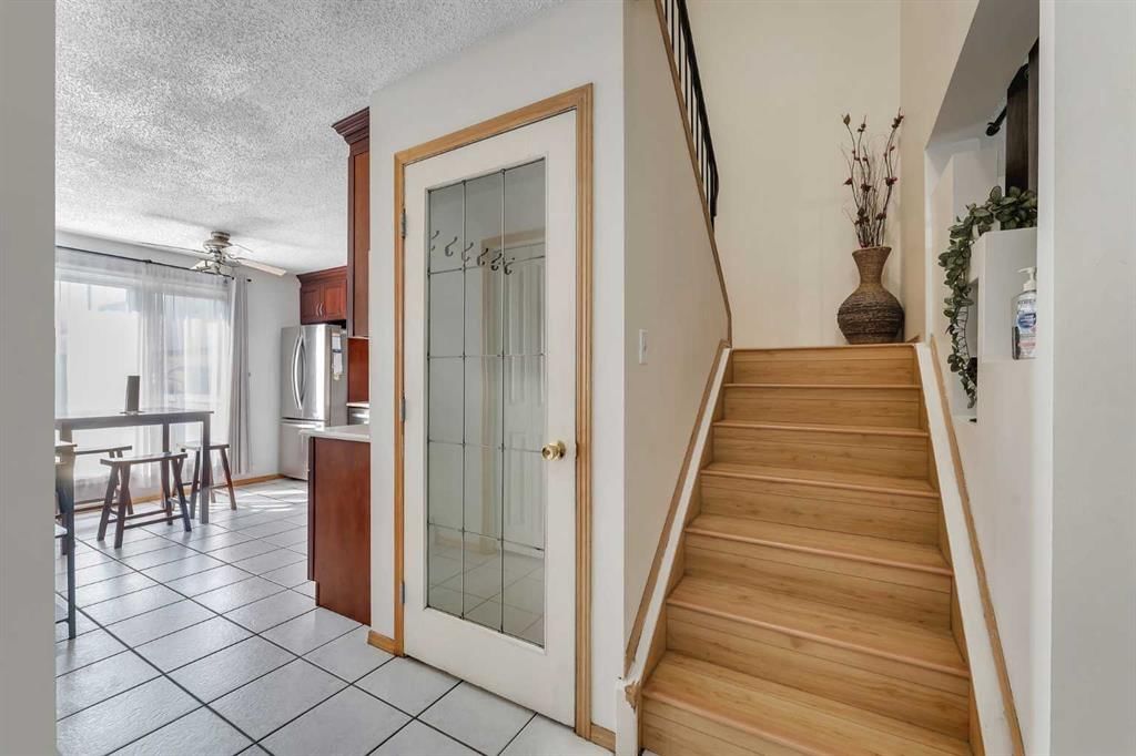 40 Temple Place NE, Calgary — photo 4 of 22