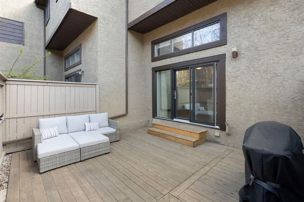 18 Glamis Gardens SW, Calgary — photo 3 of 24