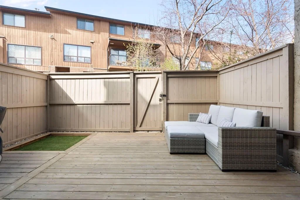 18 Glamis Gardens SW, Calgary — photo 4 of 24