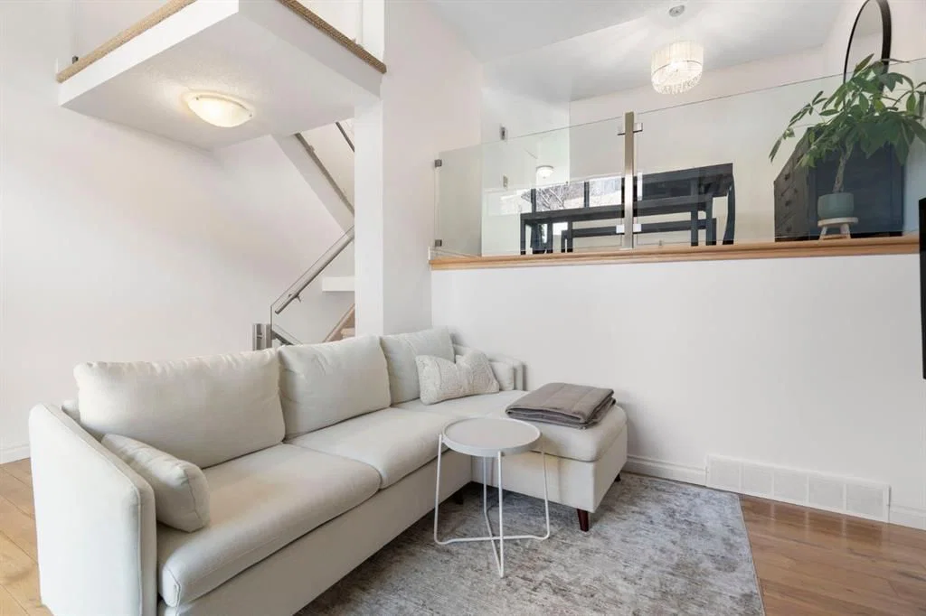 18 Glamis Gardens SW, Calgary — photo 5 of 24
