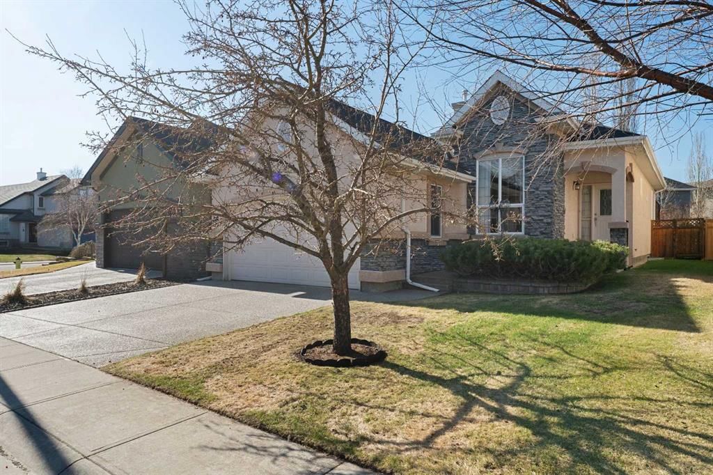 143 Cranleigh Gardens SE, Calgary — photo 4 of 34