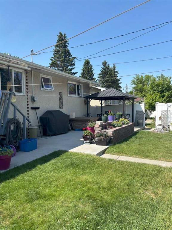 4924 40 Avenue NW, Calgary — main listing photo