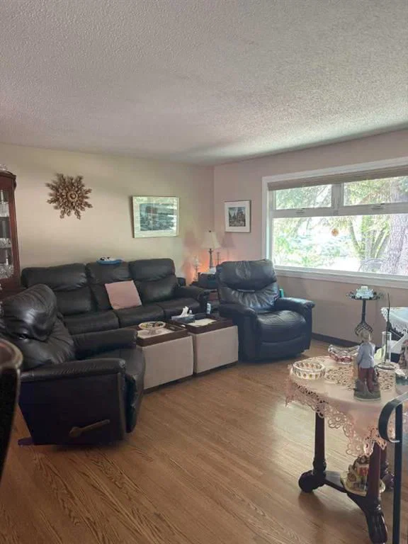 4924 40 Avenue NW, Calgary — photo 5 of 23