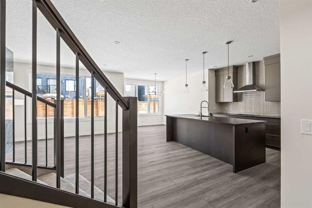 506 Lucas Way NW, Calgary — photo 2 of 40