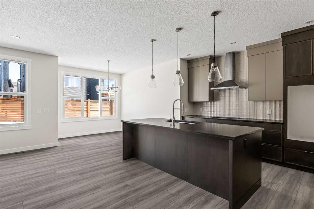 506 Lucas Way NW, Calgary — photo 3 of 40