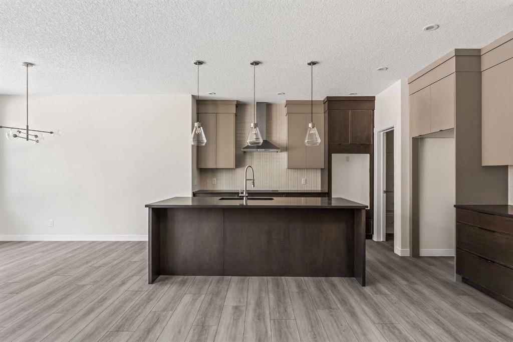 506 Lucas Way NW, Calgary — photo 4 of 40
