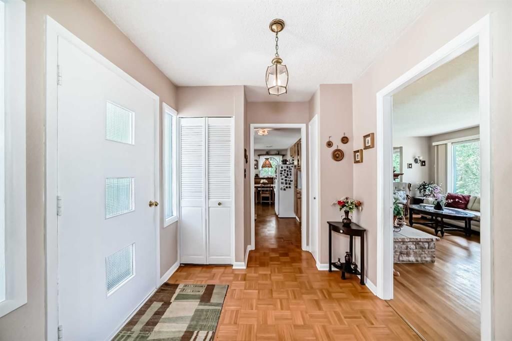 10737 Eamon Road NW, Calgary — photo 5 of 50