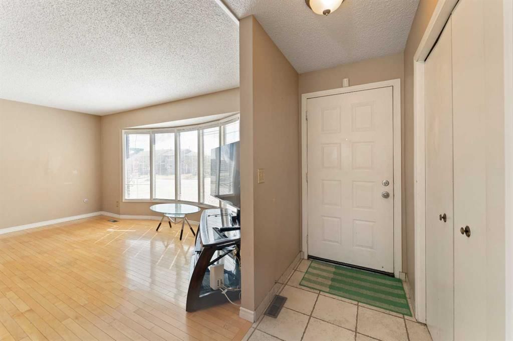 7003 Temple Drive NE, Calgary — photo 3 of 49