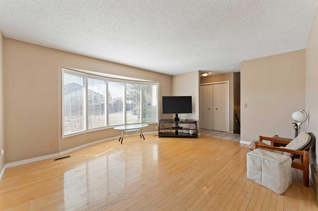 7003 Temple Drive NE, Calgary — photo 5 of 49