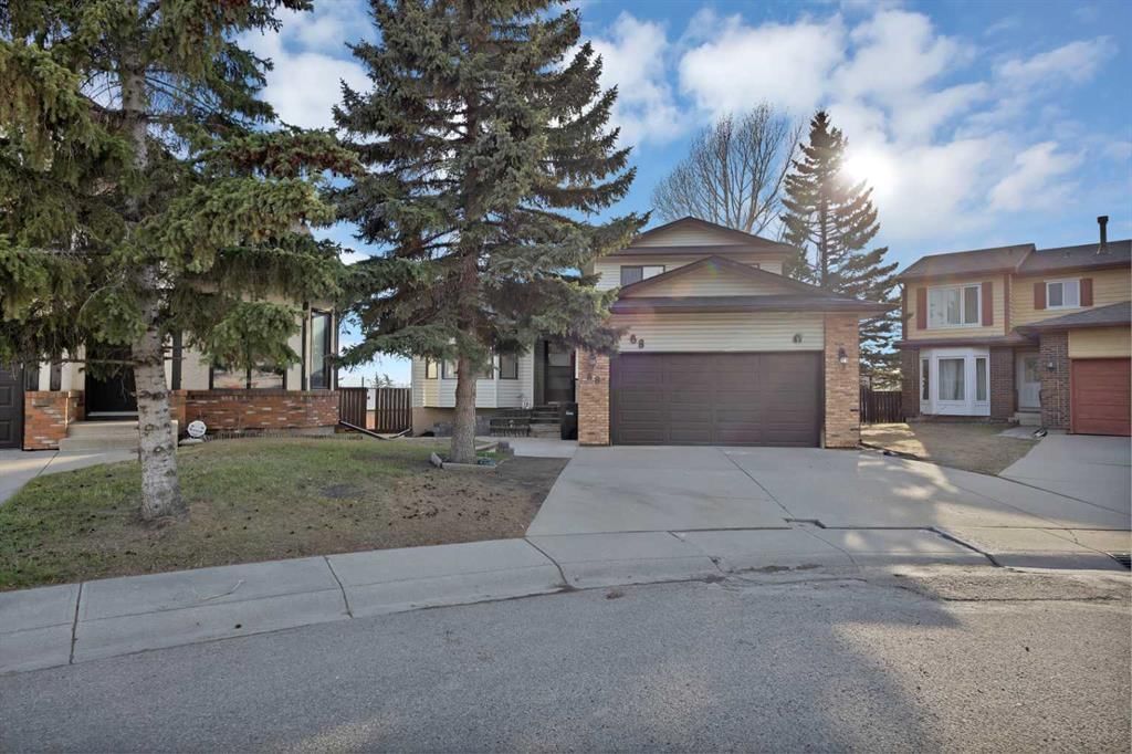 68 Hawkfield Crescent NW, Calgary — photo 4 of 43