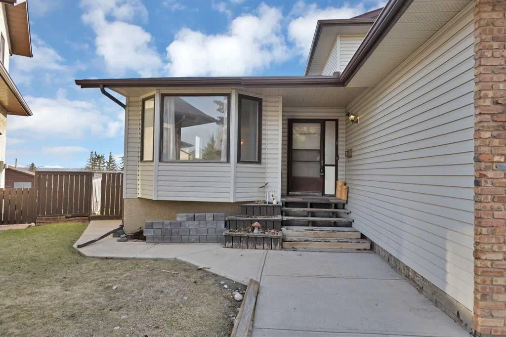 68 Hawkfield Crescent NW, Calgary — photo 5 of 43