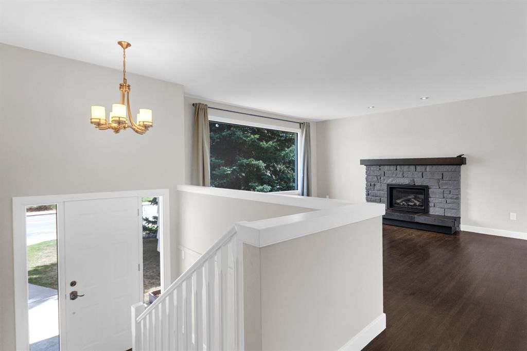 5615 Lakeview Drive SW, Calgary — photo 2 of 33