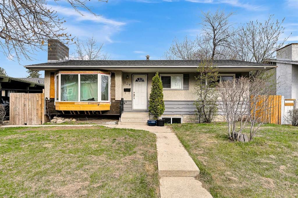 924 Hunterston Hill NW, Calgary — main listing photo