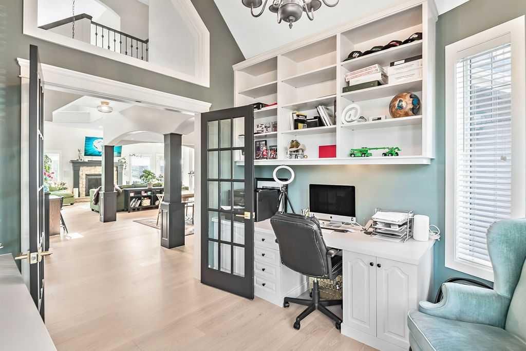 12 Discovery Ridge Court SW, Calgary — photo 4 of 44
