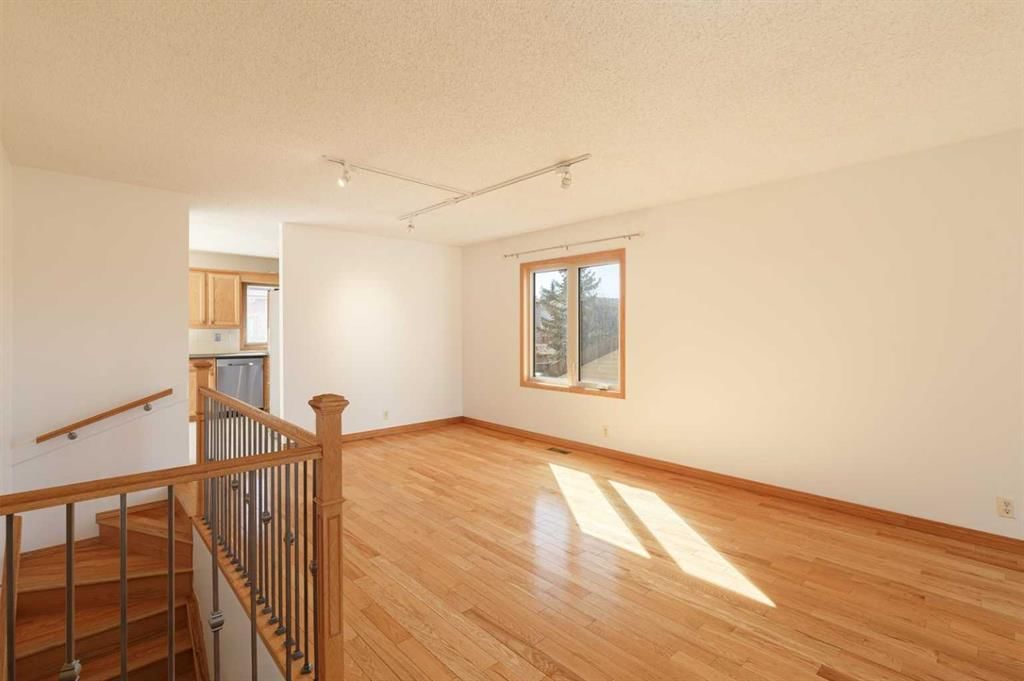 48 Ranchridge Drive NW, Calgary — photo 5 of 41