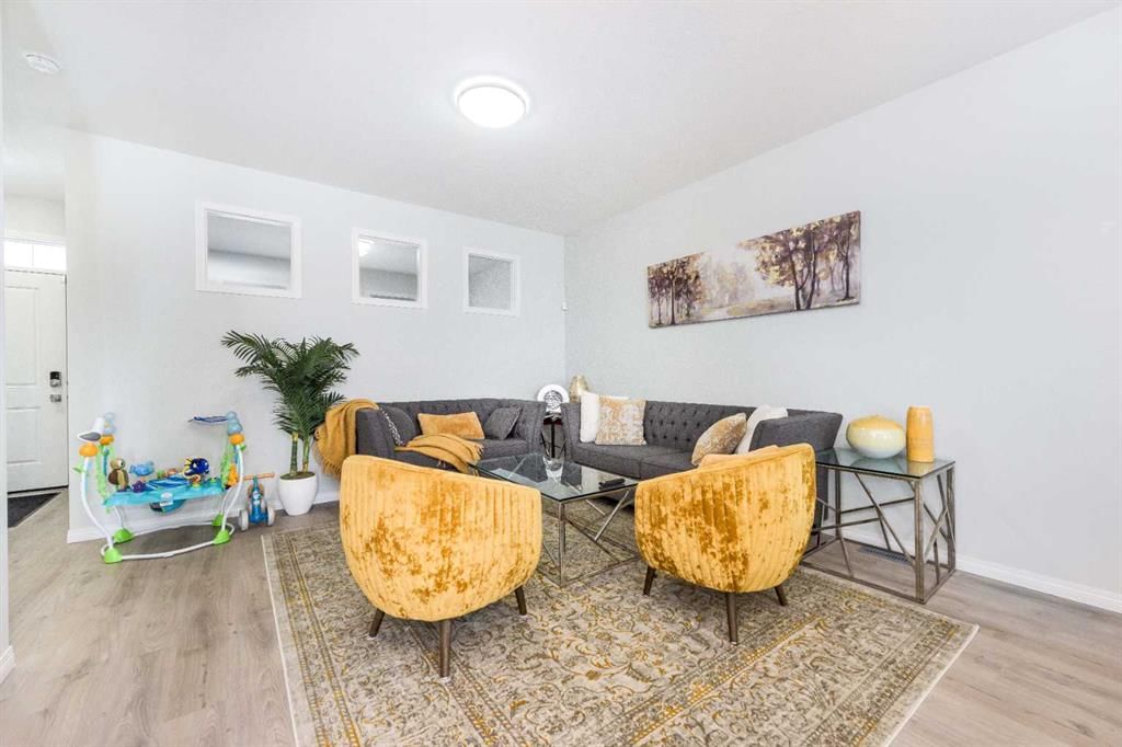 31 Cornerbrook Avenue NE, Calgary — photo 3 of 47