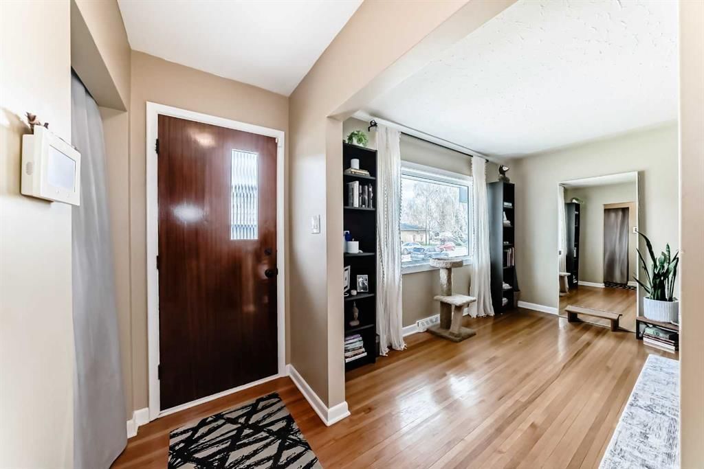 815 20a Avenue NE, Calgary — photo 3 of 43