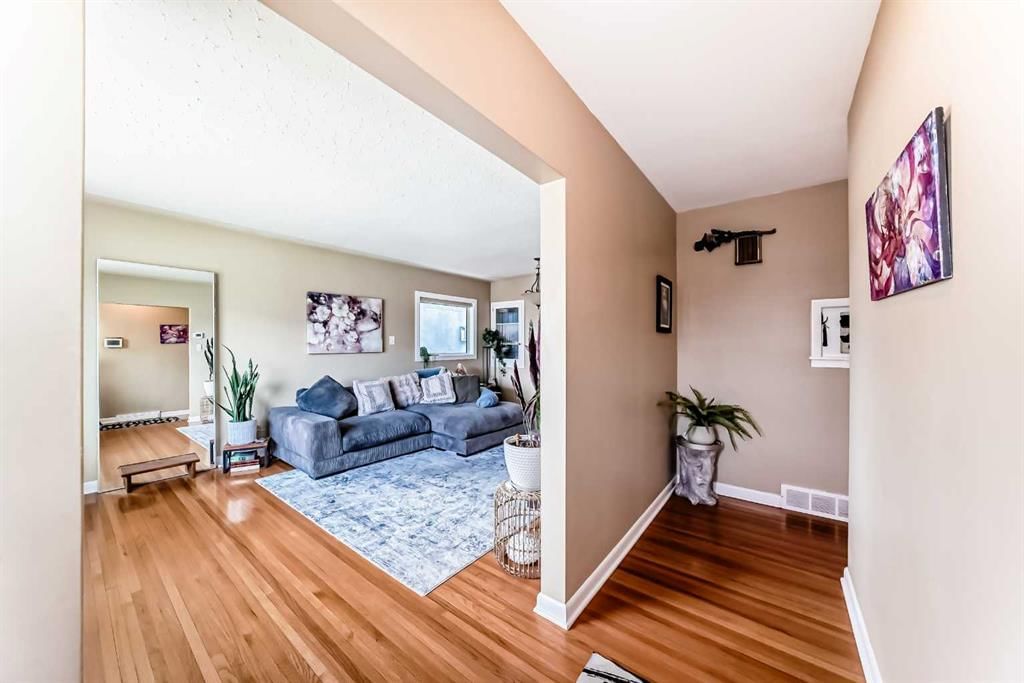 815 20a Avenue NE, Calgary — photo 4 of 43