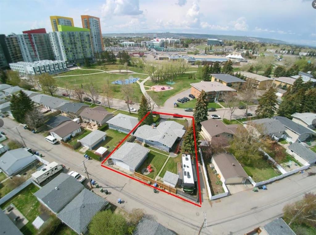 2940 Blakiston Drive NW, Calgary — main listing photo